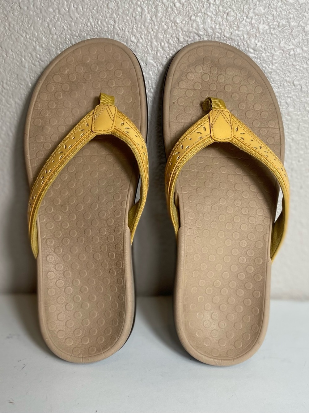 Vionic~Casandra~Buttercup~Perforated Patent Leather~Orthotic~Thong~Sandal~Size 9